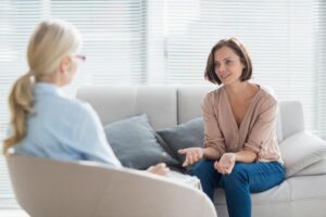 therapist and client discuss mental health therapy programs 